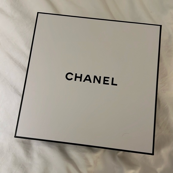 100% Authentic White & Black CHANEL Signature Box - Picture 6 of 6